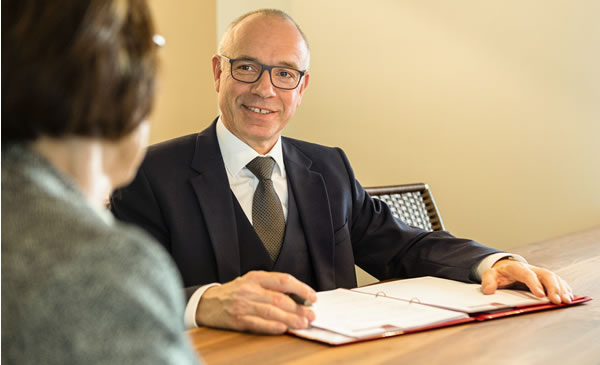 Bestattungen Bielefeld - Sieweke & Ruthe Bestattungen Bielefeld und Leopoldshöhe - Als Partner im Trauerfall bieten wir Ihnen neben der individuellen Gestaltung Ihrer Trauerfeier folgende Bestattungsformen an: Erdbestattung, Feuerbestattungen, Seebestattungen, Baumbestattungen. Des weiteren beraten wir Sie gerne im Rahmen der Bestattungsvorsorge.