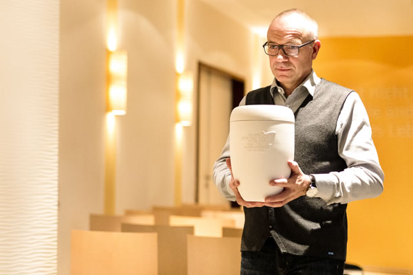 Bestattungen Bielefeld - Sieweke & Ruthe Bestattungen Bielefeld und Leopoldshöhe - Als Partner im Trauerfall bieten wir Ihnen neben der individuellen Gestaltung Ihrer Trauerfeier folgende Bestattungsformen an: Erdbestattung, Feuerbestattungen, Seebestattungen, Baumbestattungen. Des weiteren beraten wir Sie gerne im Rahmen der Bestattungsvorsorge.