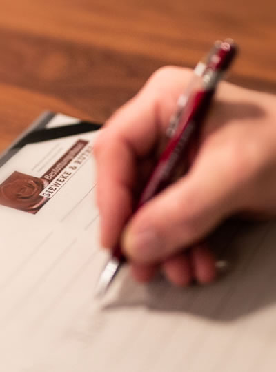 Bestattungen Bielefeld - Sieweke & Ruthe Bestattungen Bielefeld und Leopoldshöhe - Als Partner im Trauerfall bieten wir Ihnen neben der individuellen Gestaltung Ihrer Trauerfeier folgende Bestattungsformen an: Erdbestattung, Feuerbestattungen, Seebestattungen, Baumbestattungen. Des weiteren beraten wir Sie gerne im Rahmen der Bestattungsvorsorge.